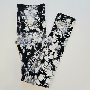Women's Seamless High-Waist Tie-Dye Leggings - Xhilaration - S/M - Black/White